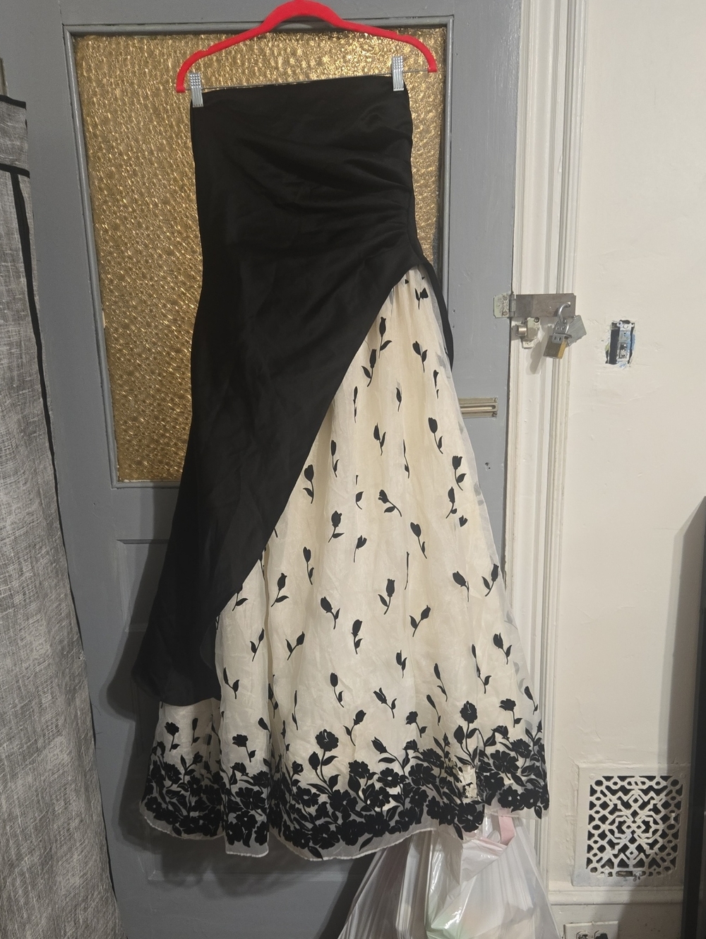 Elegant Black and White Strapless Evening Dress